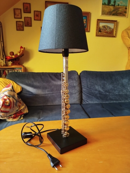 Piękna ręcznie robiona lampka z części fletu