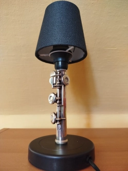 Piękna lampka z części fletu