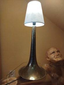 Piękna lampka z czary puzonu
