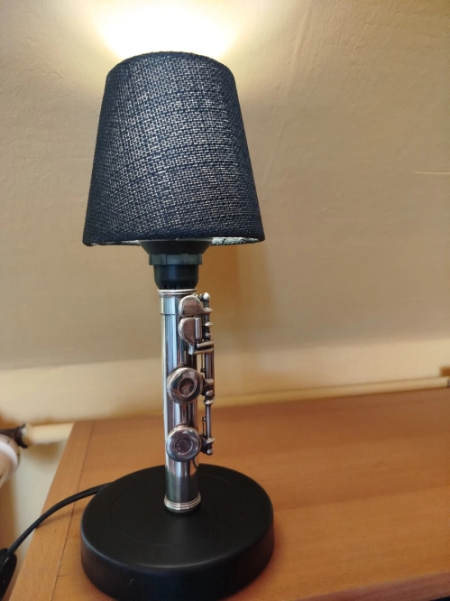 Piękna lampka z części fletu