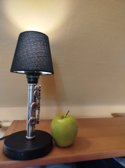 Piękna lampka z części fletu