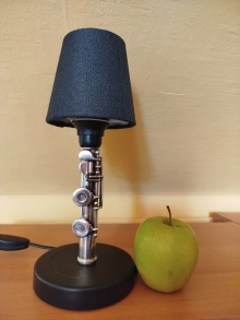 Piękna lampka z części fletu