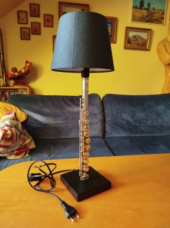 Piękna ręcznie robiona lampka z części fletu