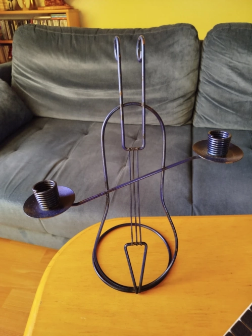 Piękny świecznik w kształcie wiolonczeli