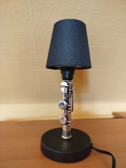 Piękna lampka z części fletu