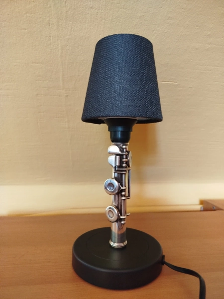 Piękna lampka z części fletu