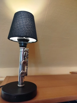 Piękna lampka z części fletu
